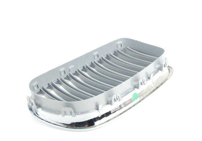 Rejilla embellecedora delantera izquierda OEM 51137261355 para BMW F10, F11, F18. Original BMW.