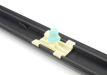 Moldura lateral puerta trasera derecha OEM 51138159298 para BMW E39. Color negro. Original BMW.