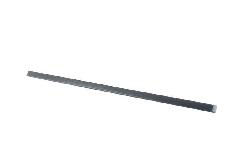 Moldura lateral puerta delantera derecha OEM 51138159296 para BMW E39 520d, 520i. Color negro. Compatible con modelos de 1996 a 2003. Original BMW.