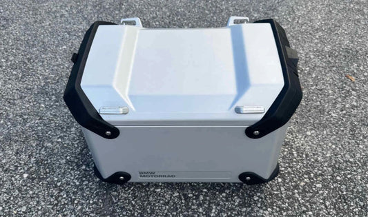 São de alumínio esquerdo OEM 77419443545 para motocicletas BMW R 1300 GS, R 1300 GS Adventure. BMW Motorrad original.