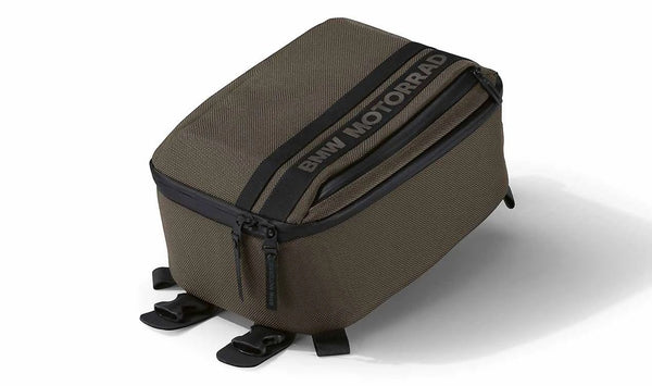 Bolsa sobredepósito pequeña OEM 77455A503A6 para BMW Motorrad F800 GT, F800 S, F800 ST, F800 R, F750 GS, F800 GS. Ideal para viajes cortos, 5 L, impermeable y resistente. Original BMW Motorrad.