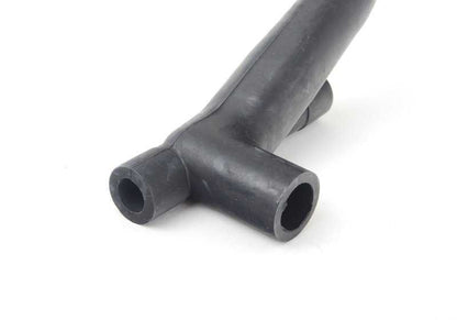Tubo de ventilación motor OEM 11151739266 para BMW E30. Original BMW.