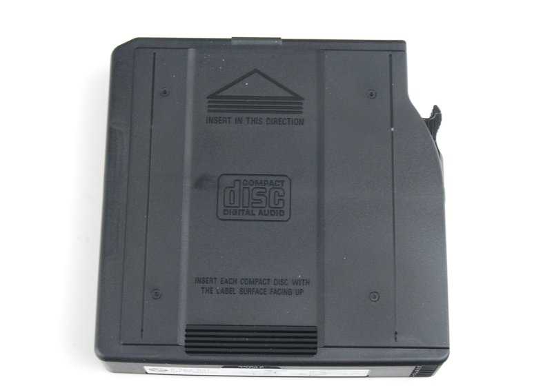 Revista de CD para BMW Série 1 E81, E82, E87, E87N, E88, Série 3 E46, E90, E90N, E91, E91N, E92, E92N, E93, E93N, Série 5 E39, Série 7 E65, E66, X1 E84, X3 E83, E83N, X5 E53, Z4 E85, E86, Z8 E52, MINI R50, R52, R53 (OEM 65128364931). BMW original