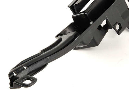 Guía derecha paragolpes delantero OEM 51127030614 para BMW E46. Original BMW.