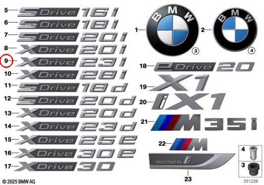 Emblema «X1» OEM 51145A09870 para BMW U11. Original BMW.