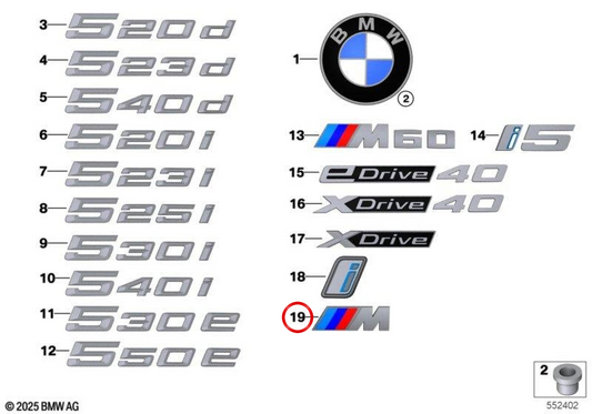 Emblema lateral M Perlglanz OEM 51145A4CE12 para BMW Serie 5 G60, G68, G61. Original BMW.