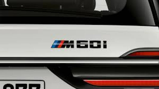 Emblem "M60i" Original BMW OEM 51145A722F4 para BMW X5 (G05) e BMW X6 (G06). Ideal para substituir ou atualizar o logotipo traseiro do seu BMW. Produto BMW original.