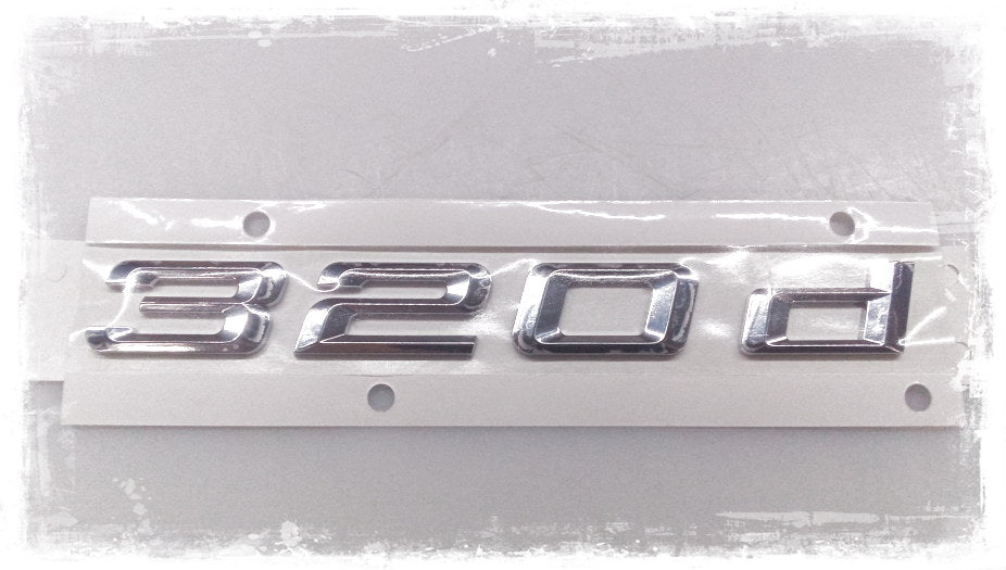 Emblema trasero "320d" OEM 51147289888 para BMW Serie 3 F30. Compatible con todos los modelos 320d F30 de 2011 a 2015. Original BMW.