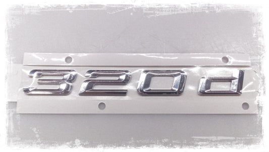 Emblema posteriore "320D" OEM 5114728988 per la serie BMW 3 F30. Compatibile con tutti i modelli F30 320D dal 2011 al 2015. BMW originale.