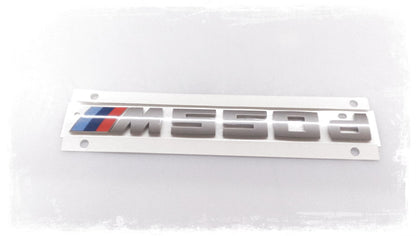 Emblema "M550d" OEM 51148063199 para BMW G30 y G31 M550d xDrive (2017-2020). Original BMW.