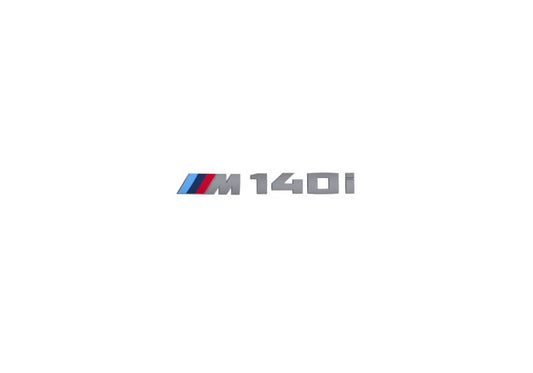 Emblema posteriore adesivo OEM 51148067077 per BMW F20 e F21 (M140i, incluso XDrive). BMW originale.