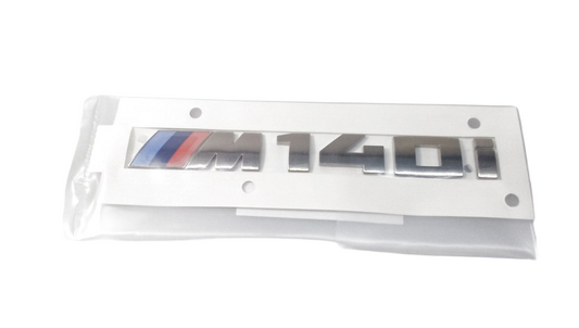 Emblème arrière adhésif OEM 51148067077 pour BMW F20 et F21 (M140i, y compris XDrive). BMW d'origine.