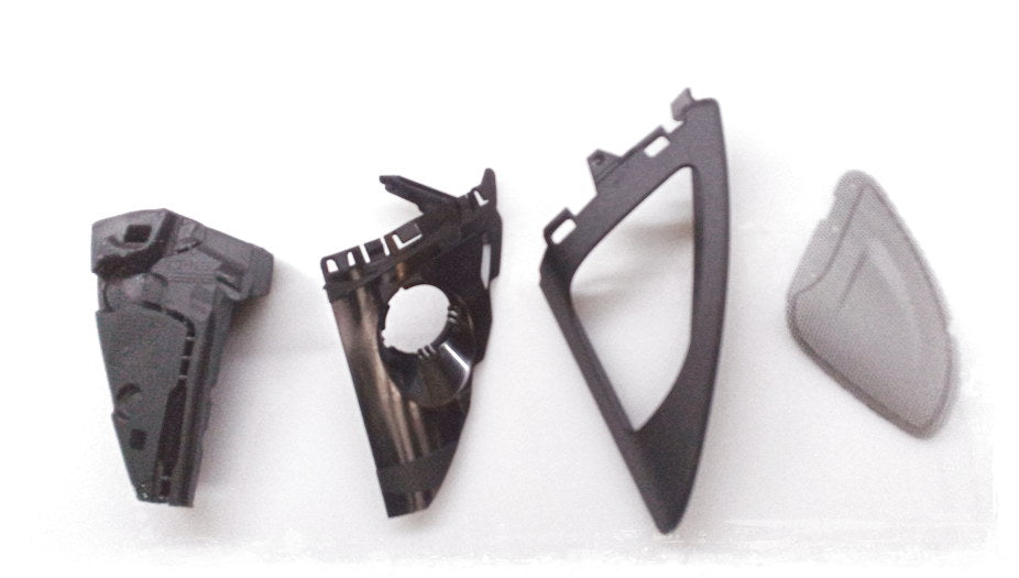 Tapa rejilla altavoz OEM 51332349058 para BMW F20, F21, F22, F23 con sistema Alpine HiFi retrofit. Solo compatible si se ha instalado sistema Alpine. Pieza derecha. Original BMW.