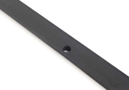 Guía de ventana OEM 51321813179 para BMW E30. Compatible con todas las versiones de carrocería de este modelo. Original BMW.