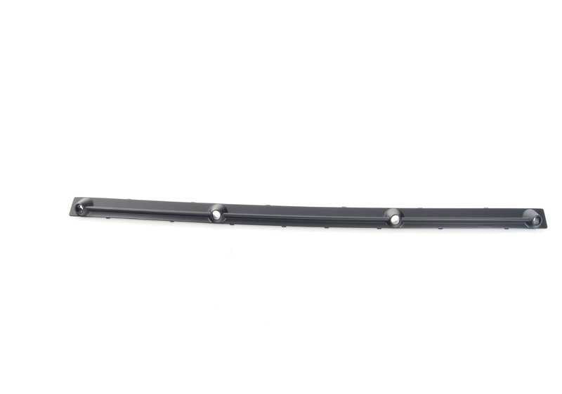 Embellecedor inferior central OEM 51122492229 para BMW E46. Pieza original BMW, ideal para sustituir moldura central inferior del parachoques trasero. Compatibilidad garantizada para todos los modelos BMW E46.