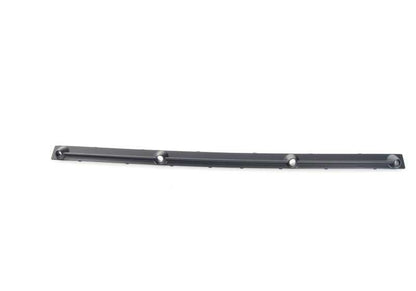 Embellecedor inferior central OEM 51122492229 para BMW E46. Pieza original BMW, ideal para sustituir moldura central inferior del parachoques trasero. Compatibilidad garantizada para todos los modelos BMW E46.