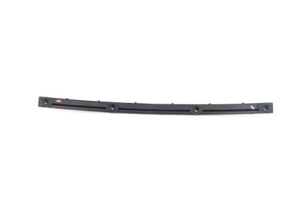 Embellecedor inferior central OEM 51122492229 para BMW E46. Pieza original BMW, ideal para sustituir moldura central inferior del parachoques trasero. Compatibilidad garantizada para todos los modelos BMW E46.