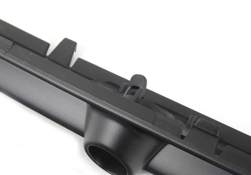 Embellecedor inferior central OEM 51122492229 para BMW E46. Pieza original BMW, ideal para sustituir moldura central inferior del parachoques trasero. Compatibilidad garantizada para todos los modelos BMW E46.