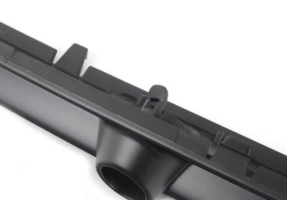 Embellecedor inferior central OEM 51122492229 para BMW E46. Pieza original BMW, ideal para sustituir moldura central inferior del parachoques trasero. Compatibilidad garantizada para todos los modelos BMW E46.