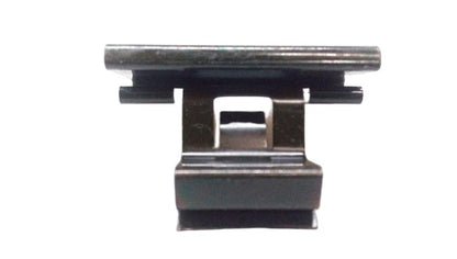 Clip de fijación OEM 51421945437 para BMW Serie 7 E32 (modelos 730i) con motor M30. Compatible con versiones manuales y automáticas. Original BMW.