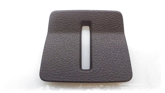Tapa protectora del cierre del maletero OEM 51497415738 para BMW Serie 2 F46 (214d, 216d) modelos 2015-2022. Pieza original BMW.
