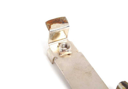 Soporte sensor OEM 41141936985 para BMW E30. Pieza original BMW. Ideal para montaje en la parte delantera o pared frontal según configuración del vehículo.