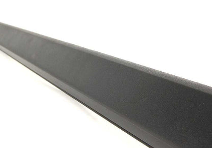 Moldura embellecedora puerta trasera derecha OEM 51138208400 para BMW E38. Color negro. Original BMW.