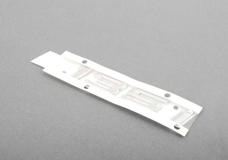 Emblema trasero adhesivo OEM 51147183159 para BMW E82, E88. Original BMW.