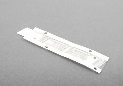 Emblema trasero adhesivo OEM 51147183159 para BMW E82, E88. Original BMW.