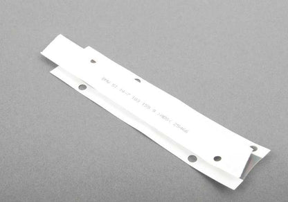 Emblema trasero adhesivo OEM 51147183159 para BMW E82, E88. Original BMW.