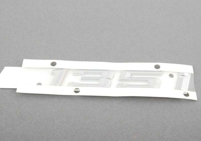 Emblema trasero adhesivo OEM 51147183159 para BMW E82, E88. Original BMW.