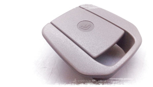 Tapa embellecedora Isofix OEM 52207142034 para BMW E81, E82, E87, E88. Color beige. Pieza original BMW.
