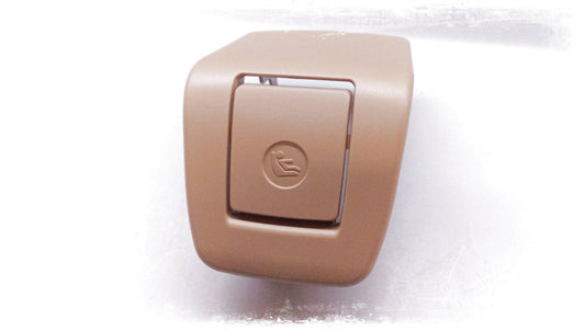 Tapa embellecedora ISOFIX OEM 52207337343 para BMW F33 y F33N (Serie 4 Cabrio). Color beige Veneto. Pieza original BMW.