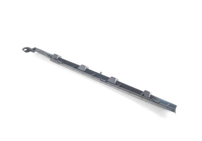 Soporte adaptador frontal OEM 51718046512 para BMW Serie 3 {E92, E92N, E93, E93N}. Pieza original BMW. Ideal para fijación en compartimento del motor o cubre bajos delantero.