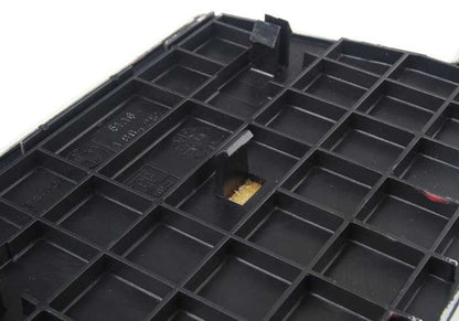 Compartimento de almacenamiento inferior OEM 51168138490 para BMW E34, E32. Color gris plata claro. Original BMW.