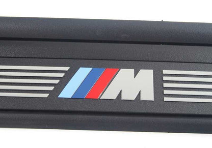Placa de entrada M diseño OEM 51478045291 para BMW E81, E82. Solo compatible con modelos con paquete M Sport. Pieza original BMW.