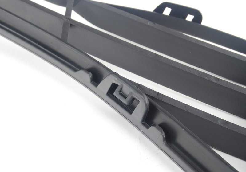 Rejilla delantera izquierda parcialmente abierta OEM 51117255369 para BMW F30 y F31. Compatible con versiones 320i y 320i xDrive. Original BMW.