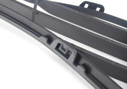 Rejilla delantera izquierda parcialmente abierta OEM 51117255369 para BMW F30 y F31. Compatible con versiones 320i y 320i xDrive. Original BMW.