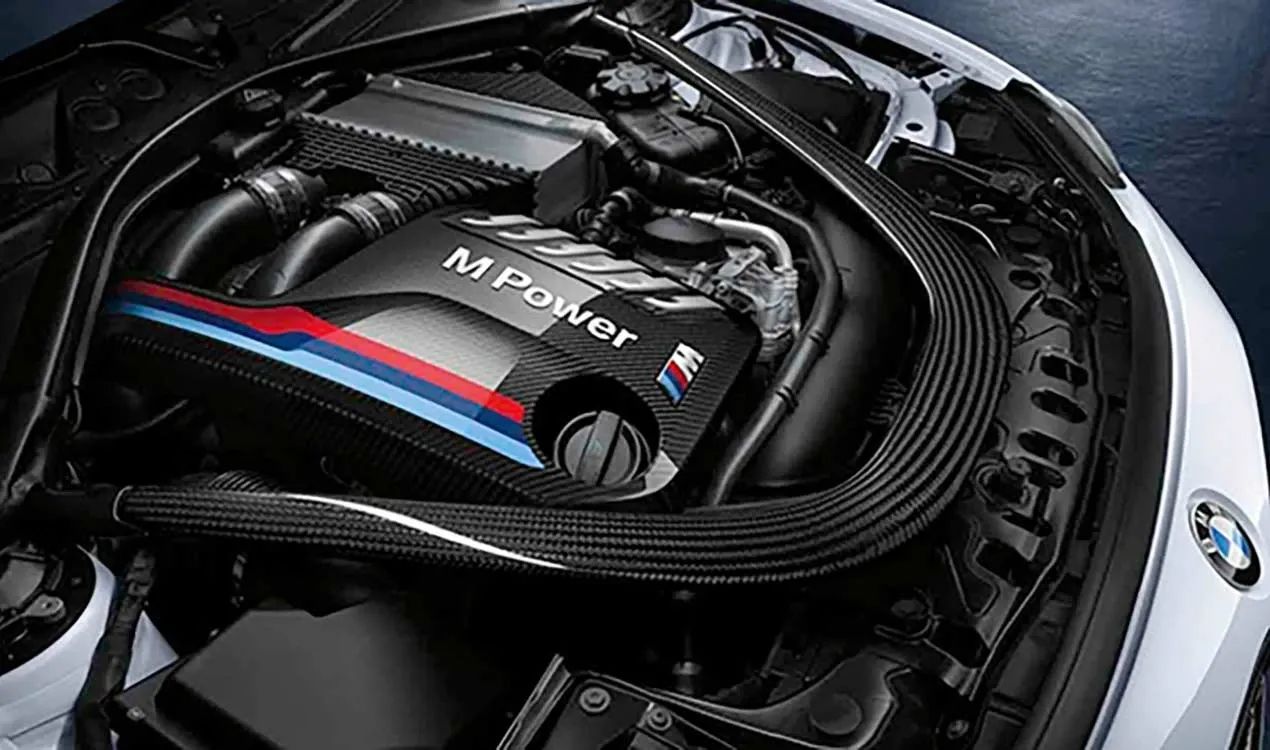 Cubierta de motor M Performance para BMW F87N, F80, F80N, F82, F83 (OEM 11122413815). Original BMW.