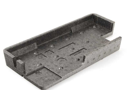 Inserto de tapa para la caja de la batería OEM 51712498952 para BMW E39 M5 (DE91, DE92, DE93). Compatible con modelos producidos entre 1998 y 2003. Pieza original BMW.