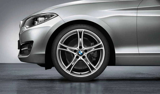 Roda de liga leve original BMW de raios duplos OEM 36116794370 para BMW F20, F21, F22, F23. Compatível com todos os modelos mencionados.