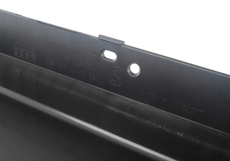 Faldón lateral izquierdo imprimado OEM 51777312751 para BMW F30, F30N, F31, F31N. Repuesto original BMW.