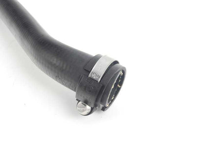 Tubo de válvula de agua de entrada del motor para BMW E53 (OEM 64218409062). Original BMW.