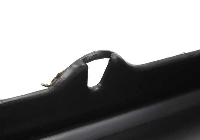 Spoiler trasero central OEM 51126800209 para MINI R50 One y Cooper (2001–2006). Pieza original MINI. Ideal para sustituir el alerón central trasero en vehículos con carrocería R50. Color negro.