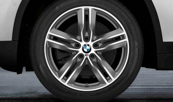 Juego de ruedas de invierno completo M Doppelspeiche 570 OEM 10026658B para BMW X1 (F48, F48N) y BMW X2 (F39). Compatible solo con modelos sin freno deportivo 18" S2NHA. Original BMW.