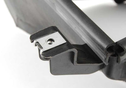 Conducto de aire para enfriador de aceite motor delantero derecho OEM 51717205946 para BMW E70, E71. Original BMW.