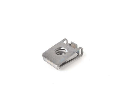Tuerca clip tipo C OEM 07149118815 para BMW F10, G30, E70, E71, E72, G06, U06. Compatible con modelos como 216i, 218d, 218i, 220d. Pieza original BMW.