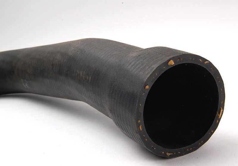 Manguera de agua OEM 11531407812 para BMW E39 M5. Compatible solo con modelos M5 E39 (DE91 y DE92) con motor S62 y cambio manual. Original BMW.
