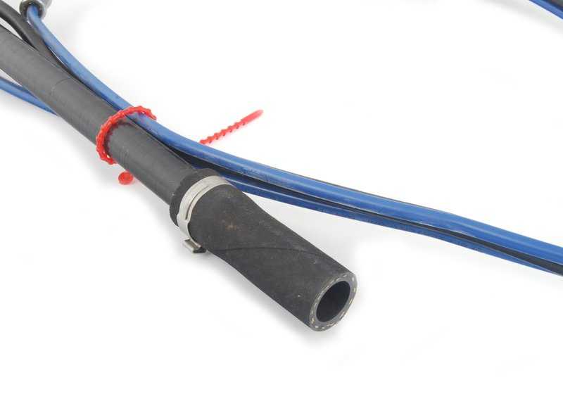 Tubo de ventilación de combustible OEM 16117176511 para BMW E46 320i y 323i (modelos con motor M52 y M54, cambio manual y automático). Original BMW.