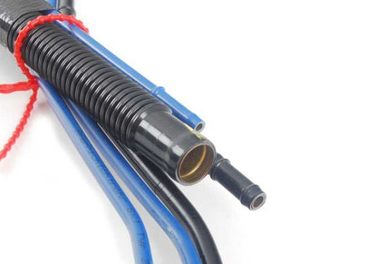 Tubo de ventilación de combustible OEM 16117176511 para BMW E46 320i y 323i (modelos con motor M52 y M54, cambio manual y automático). Original BMW.